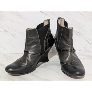 Dione Women's Gray & Black Solid Almond Toe Leather Bootie Size 4